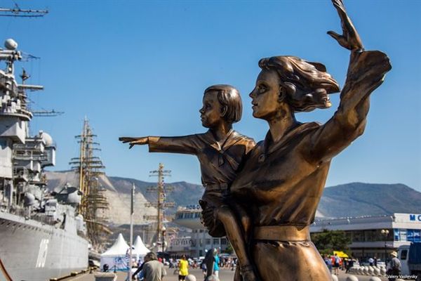 Пристанището в Новоросийск се събуди вчера за един ясен и слънчев ден, който бе белязан с току що пристигащият руски ветроход „Мир“
