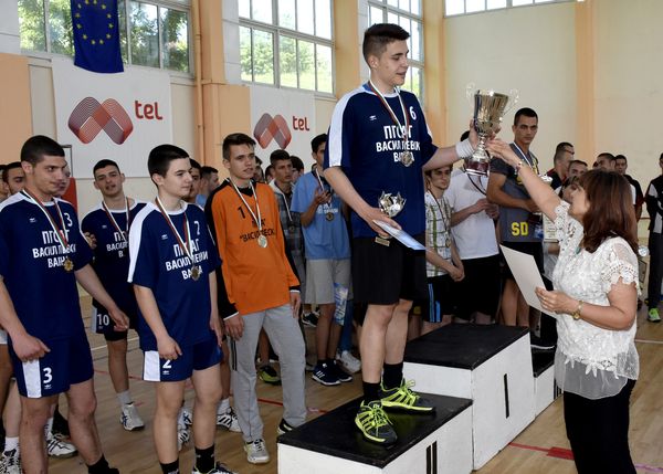 Първа езикова гимназия републикански шампион в  Ученически игри по баскетбол, а ПГСАГ „Васил Левски“ са втори в хандбала